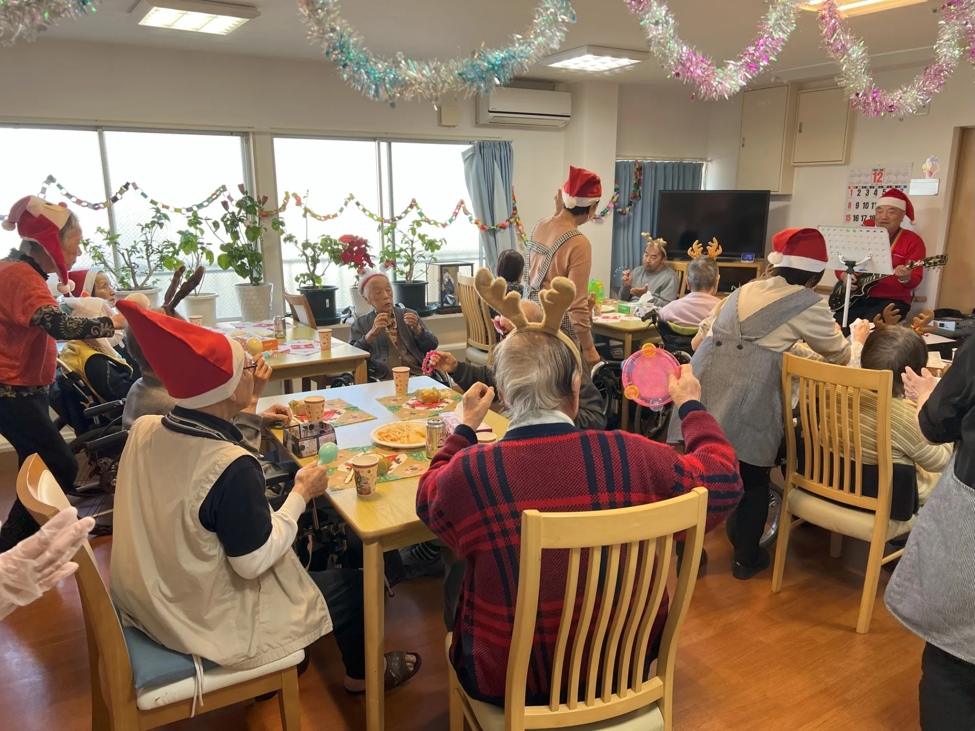 リアン平塚東真土 クリスマス会レポート！ ～オールドボーイズ角田さんの生演奏と共に～